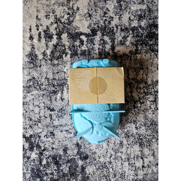 Disney eats bread pan - Picture 2 of 3